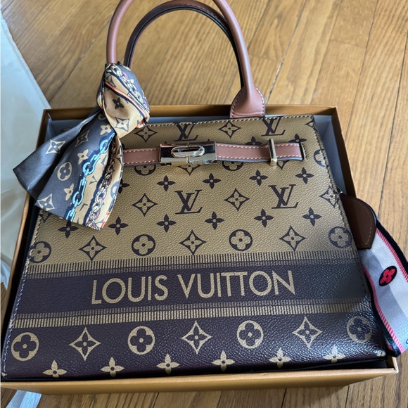 Designer style tote bag, new in box. - Picture 10 of 10